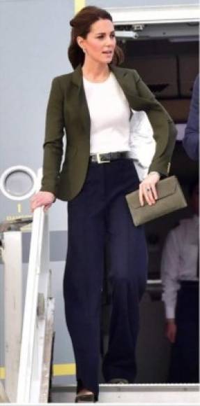 Aunque la duquesa de Cambridge ha usado previamente pantalones vaqueros o jeggings en compromisos reales, según medios británicos - que le llevan muy bien la pista - esta es la primera vez que se pone unos pantalones de este estilo durante un compromiso real oficial.<br/><br/>