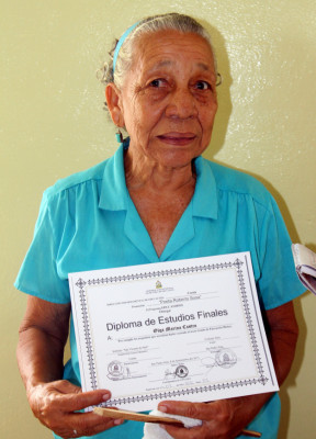 Mujer de 91 años aprende a leer y otra de 72 se gradúa de sexto