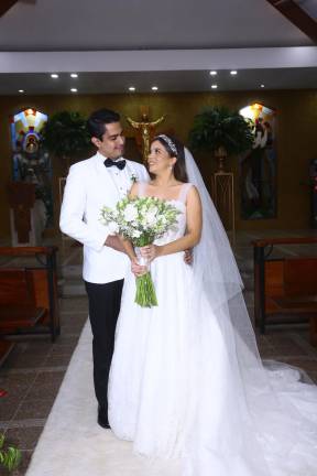 Los recién casados, Carlos Valladares y Michelle Romero, ahora conforman la familia Valladares Romero.