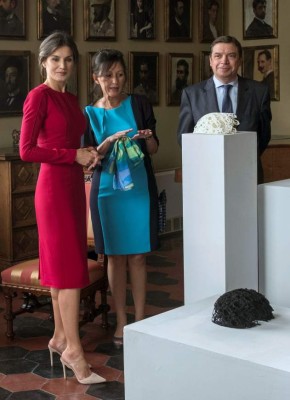 La reina Letizia, y el ministro de Agricultura Lluis Planas, durante la visita realizada a la Real Academia de España en Roma.