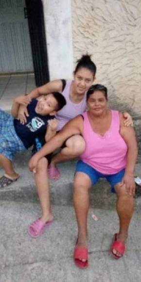 Karla López también se sumó con una foto junto a su mamá para recordarle cuánto la ama.