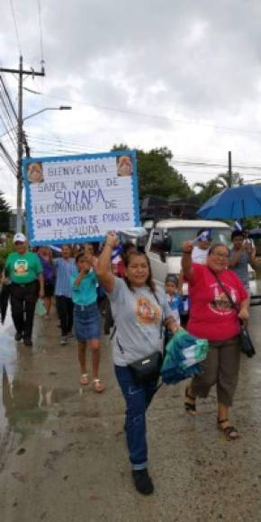 Con pancartas personas de todas las edades se reunieron para demostrar su devoción.