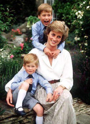 RGB 19213345 D 23646-04 NEW CREDIT: A.G. Carrick/DIANA MEMORIAL FUND/ GETTY (collection recently sold to getty 5/07)Princess of Wales and sons, Prince William and Prince Harry. Obligatory Credit - CAMERA PRESS/A.G. Carrick/Diana Memorial Fund. SPECIAL PRICE APPLIES - CONSULT CAMERA PRESS OR ITS LOCAL AGENT. Official portrait of Britain's HRH The Princess of Wales with sons, Princess William (older) and Prince Harry at home in Highgrove, Gloucestershire, in August 1988, on the occasion of Prince Charles' 40th birthday. Princess Diana died in a car crash in Paris on August 31 1997. See Also: RCOD 332 and D 23645 1988*** USA ONLY *** Prince William & Prince Harry & Princess Diana Princess Diana Retrospective