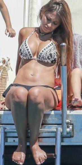 Antonella Roccuzzo, mujer de Messi, ha robado miradas con su bikini en Ibiza.