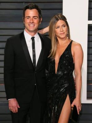 Justin Theroux and Jennifer Aniston arrive to the Vanity Fair Party following the 88th Academy Awards at The Wallis Annenberg Center for the Performing Arts in Beverly Hills, California, on February 26, 2017. / AFP PHOTO / JEAN-BAPTISTE LACROIX