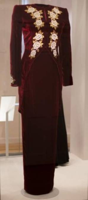 <br/>Diana reunió un 'vestuario de trabajo' más informal, compuesto de trajes-chaqueta de Catherine Walker y otras prendas de sastrería con los que era frecuente verla en sus proyectos caritativos.