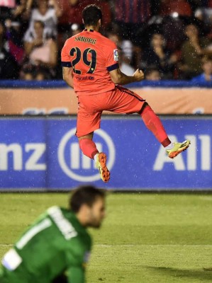 El líder Barcelona golea en su visita al Levante con un gran Messi
