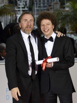 Mexican director Michel Franco (R) poses with British actor Tim Roth during a photocall after he was awarded with the Best Screenplay prize for his film 'Chronic' during the closing ceremony of the 68th Cannes Film Festival in Cannes, southeastern France, on May 24, 2015. AFP PHOTO / LOIC VENANCE