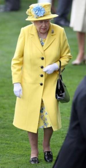 Como siempre la reina Isabel brilló entre la multitud.<br/>La monarca de 92 años optó por un abrigo amarillo brillante con un vestido floral a juego debajo y un sombrero a tono.