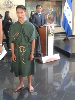 Tolupán recibe el premio como Maestro del Año en Honduras