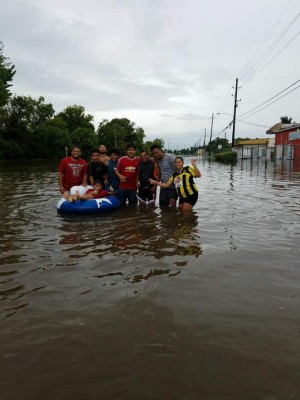 Las imágenes de los hondureños afectados por inundaciones en Houston