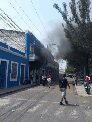 Provocan incendio en sede del Partido Nacional