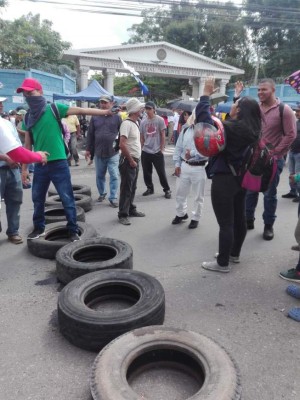 Continúan tomas de carretera en Honduras; Gobierno llama al diálogo