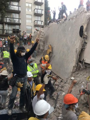 MIX03. CIUDAD DE MÉXICO (MÉXICO), 20/09/2017.- Un grupo especial de rescate de la Policía Federal levanta las manos como señal de petición de silencio absoluto, luego de escuchar algunos ruidos durante las operaciones de búsqueda de personas aun con vida en medio de edificios colapsados tras el sismo de magnitud 7,1 en la escala de Richter que sacudió fuertemente el centro del país este martes, hoy, miércoles 20 de septiembre de 2017, en Ciudad de México (México). El número de muertos en el terremoto que sacudió este martes el centro de México aumentó a 225, según el último reporte del coordinador nacional de Protección Civil, Luis Felipe Puente. EFE/STR
