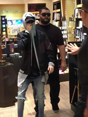 Se hace pasar por Justin Bieber y causa locura en centro comercial de Costa Rica