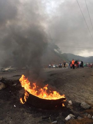 Persisten tomas de carreteras en varias zonas de Honduras