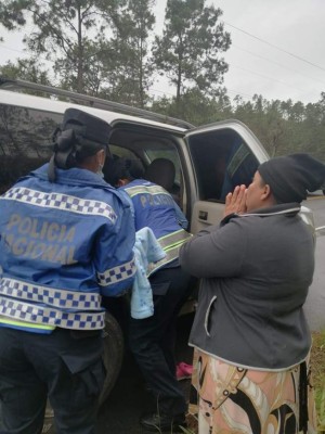 Madre hondureña da a luz a gemelos en carretera con ayuda de policías