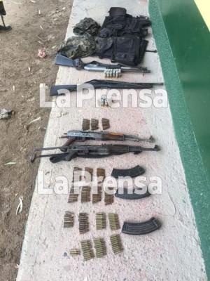Caen con tres Ak-47, escopetas y chalecos policiales en Olancho