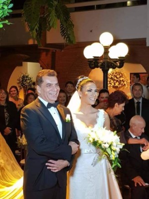 Elvin Santos contrae matrimonio con Marcela Montaño