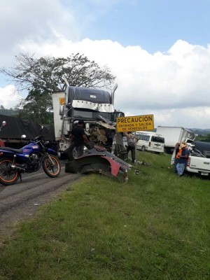 Accidente entre camión y furgón deja un muerto