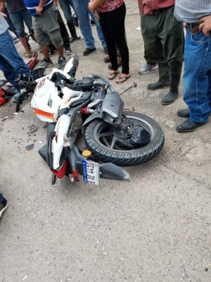 Captan en video el momento en el que un vehículo impacta con una moto y se fuga