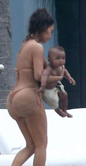 Kim volvió a su cuerpo al natural. En la imagen con el pequeño Saint.