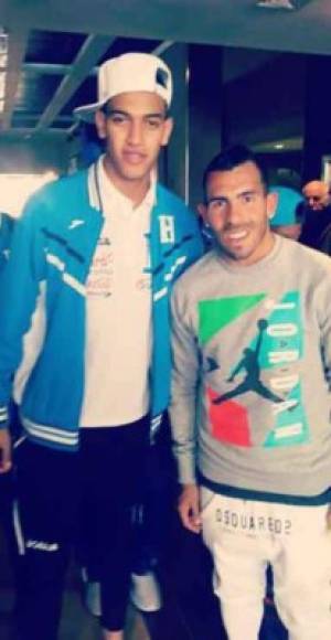 El joven hondureño Devron García con el crack argentino Carlos Tévez.