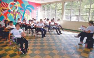 Estudiantes recibiendo sus clases en una aula del instituto Perla del Ulúa, el centro educativo público más emblemático del departamento de Yoro.