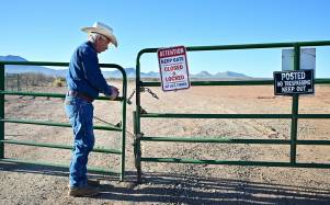 El ganadero John Ladd afirma que los rancheros de Arizona se sienten amenazados por la crisis migratoria en la frontera sur.