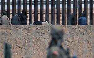 Migrantes permanecen entre la frontera norte de México para intentar cruzar a Estados Unidos.