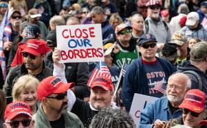 Simpatizantes de Trump participan en una manifestación contra “la invasión migratoria” en la frontera sur de EEUU.