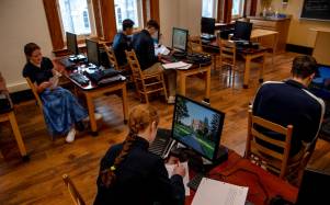 La pandemia obligó a los Bruderhof a permitir laptops para estudiantes. La Academia Mount, en Esopus, NY.