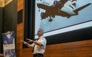 El capitán Steve Allright de B.A. dirigió una sesión en el aeropuerto de Heathrow para viajeros nerviosos.