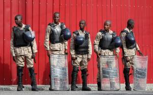 Al menos 24 policías haitianos han sido asesinados por pandillas desde enero. Protegiendo un edificio del Gobierno.