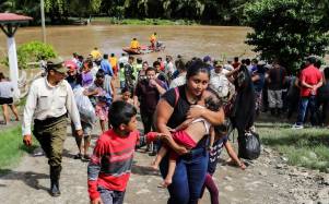 Familias en Choloma fueron puestas a salvo por socorristas luego de la crecida del río Chamelecón.