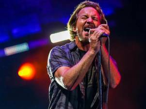 Eddie Vedder, cantante, líder y uno de los tres guitarristas del grupo estadounidense de grunge Pearl Jam.