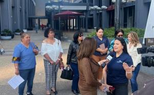 Los líderes comunitarios hondureños al atender a Univisión en las afueras del consulado de Los Ángeles.