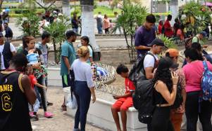 Migrantes se reúnen en una plaza, el 3 de mayo de 2024, en la ciudad de Tapachula (México).