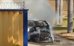 Vista de las llamas del incendio de la camioneta.