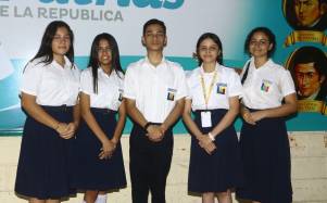 Estudiantes del Inate Valery Nicolle Perdomo Urbina, Cecicilia Abigail Pérez Bardales, Dylan Kal-El Carcache Díaz, Eimy Melissa Medina Herrera y Alicia Daniela Zepeda Fajardo.