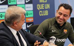 Xavi se queda un año más al frente del Barcelona y comienza a orquestar el plan en cuanto a fichajes.