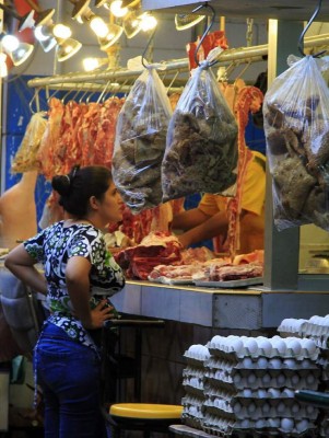 Precios 'congelados” de alimentos varían en mercados