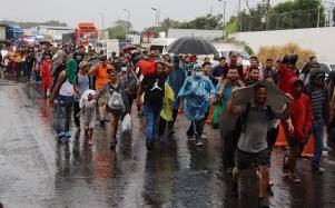 Cientos de migrantes salieron bajo la lluvia desde Tapachula en una nueva caravana que busca llegar a los Estados Unidos.