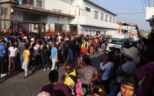 Migrantes permanecen en las instalaciones de la Comisión Mexicana de Ayuda a Refugiados (Comar), este martes en la ciudad de Tapachula.