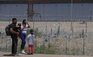 Una familia colombiana permanece en la linea divisoria entre México y EEUU, en la ciudad Juárez, en el estado de Chihuahua.