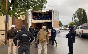 Fotografía cedida hoy, por la Guardia Nacional (GN), donde se observa a migrantes rescatados del interior de un camión en Monterrey, Nuevo León.