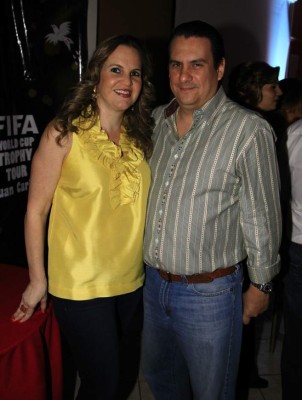 Estefanía Marinakys y Juan Carlos Guzman se casan el sábado
