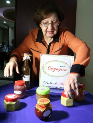 Mujeres se preparan para la feria del regalo Arte y Sabor 2014