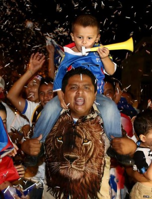 Las calles se pintaron de blanco con la celebración del título del Olimpia