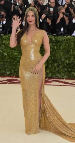 La actriz Olivia Munn también se decantó por un diseño dorado de H&M.